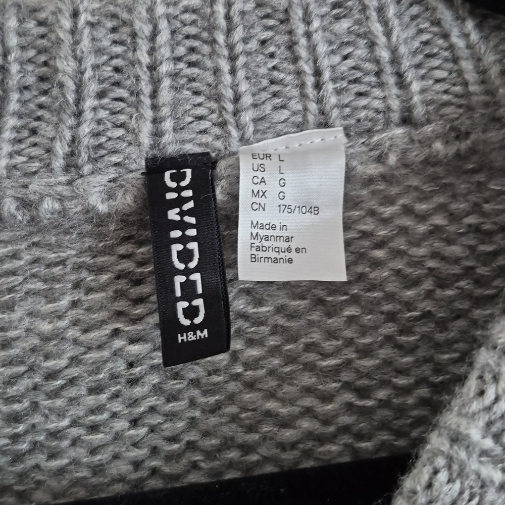 💙H&M Grey and White 'PARIS' Crewneck Sweater - Picture 2 of 2